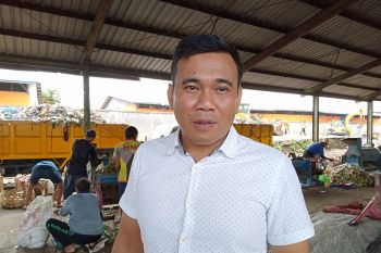 DLH siapkan karung sampah bagi  PKL di Asrama Haji Mataram