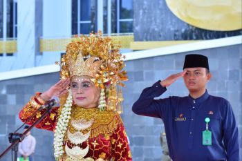 Pj Wali Kota Jambi gunakan baju adat pimpin peringatan Hardiknas