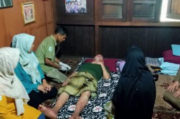 Pemkot Sawahlunto periksa kesehatan korban bencana ke rumah dan posko pengungsi