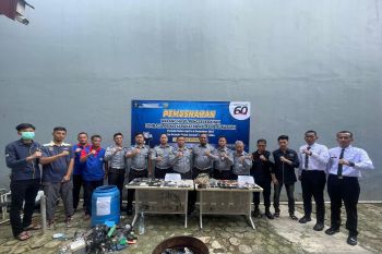 Puluhan telepon genggam milik warga binaan Lapas Nyomplong dimusnahkan
