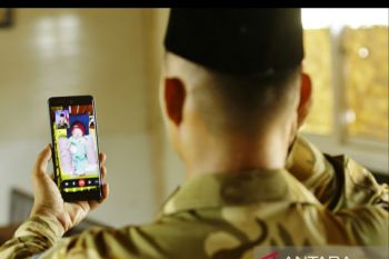 Prajurit Satgas Kizi TNI Konga adzan melalui videocall sambut kelahiran putri kedua