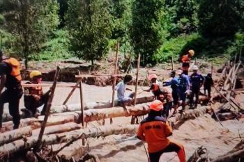 SAR Gabungan kembali evakuasi 10 warga terisolasi terdampak bencana Luwu