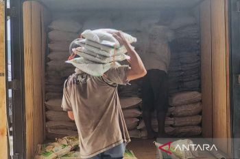 Polda Sumsel kirimkan bantuan sembako untuk warga korban banjir di OKU