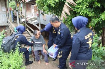 Tim Dokkes Polres OKU lakukan  pemeriksaan kesehatan korban banjir