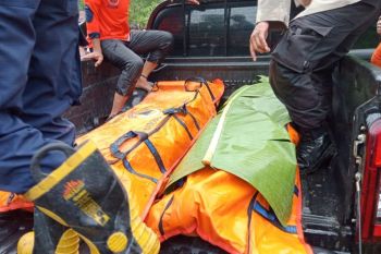 Polisi evakuasi dua pelajar tenggelam di bekas galian pasir