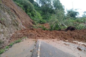 Jalan penghubung Padang-Bukiittinggi tertimbun longsor