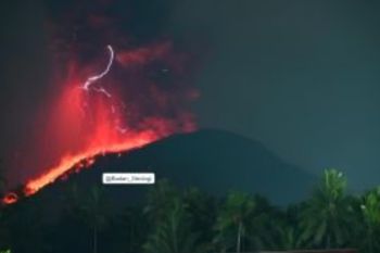Letusan Gunung Ibu ciptakan badai petir vulkanik