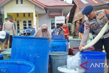 Brimob Polda Aceh distribusi air bersih bantu warga Lhoknga