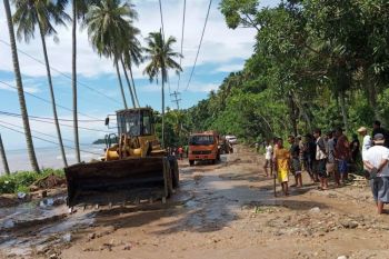 Akses jalan Trans Sulawesi di Parimo, Sulawesi Tengah terputus akibat banjir