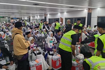 Keberangkatan kloter pertama jamaah haji Indonesia ke Mekkah