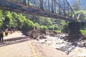 Polda Sumbar: Jalan nasional di Kawasan Silaing putus total
