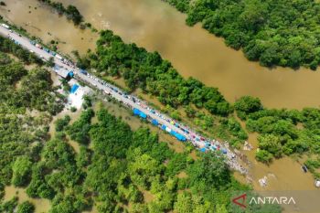Ratusan kendaraan masih mengantre di jalan Trans Sulawesi Konawe Utara