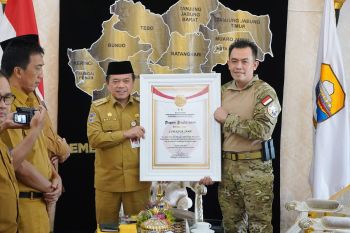 Gubernur Jambi Al Haris terima penghargaan dari Densus 88