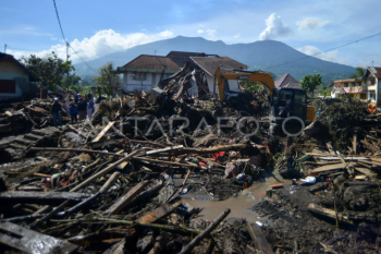 Pencarian korban banjir bandang di Sungai Pua