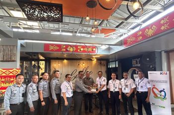 PT KAI Divre IV Tanjung Karang serahkan bantuan traktor ke Lapas Rajabasa