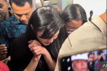 Aktris Sandra Dewi usai diperiksa 10 jam tertunduk