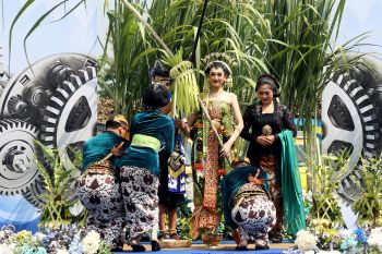 Tradisi manten tebu di Pabrik Gula PT RMI Blitar