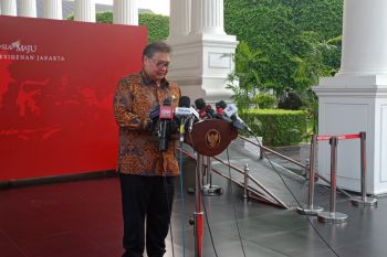 Airlangga sebut belum ada pembahasan perpanjang penyaluran bansos beras untuk warga