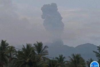 Gunung Dukono hembuskan abu vulkanik setinggi 1,2 kilometer