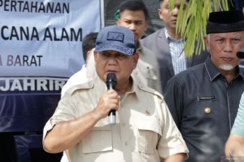 Prabowo menyerahkan bantuan bencana di Sumbar