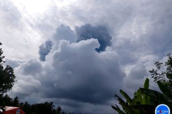 Gunung Ibu lontarkan lagi abu vulkanik setinggi lima kilometer