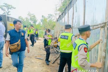 Polisi dan TNI bongkar tempat  minyak ilegal di Muratara
