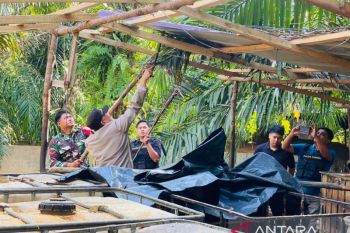 Tim gabungan bongkar tempat minyak ilegal di Muba