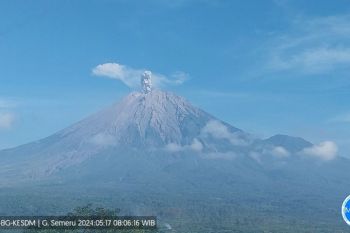 Mount Semeru in East Java erupts five times