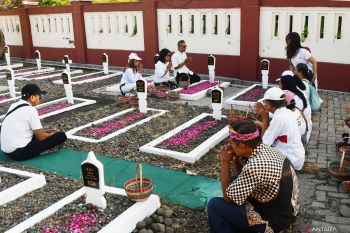 Umat Buddha ziarahi TMP jelang Waisak di Madiun