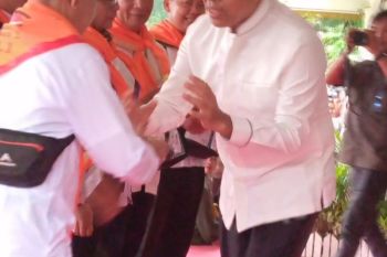 Pj Bupati Langkat lepas 360 calon haji,  dibekali bumbu pecal dan ikan teri