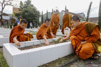 Bhikkhu ziarah ke TMP jelang Waisak