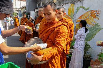 Tradisi Pindapata sambut Waisak di Malang