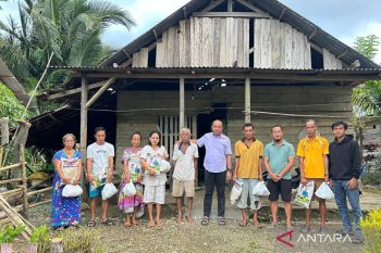 Pemda Koltimsalurkan bantuan untuk korban banjir di Desa Amololu