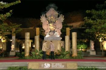 Presiden Jokowi sambut tamu undangan WWF jamuan santap malam di GWK Bali