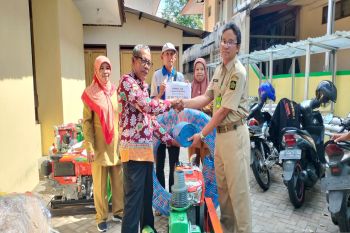 Dinas Pertanian Kulon Progo menyerahkan 32 paket pompanisasi pada petani