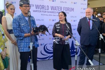 Menparekraf beri Ketua DPR RI suvenir banteng di WWF Ke-10 Bali