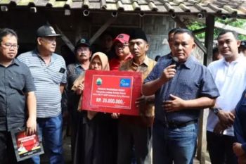 Bupati Lampung Selatan serahkan CSR ASDP Cabang Bakauheni