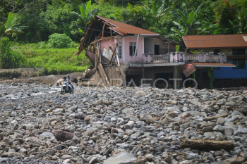 Menyeberangi sungai akibat akses terputus