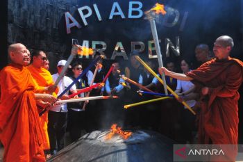 Pengambilan dan penyematan Api Dharma Waisak 2024
