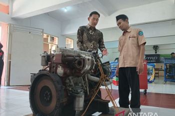 SMK Tlogosari  dapat bantuan mesin Hino untuk pengembangan belajar