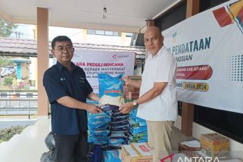 Perum LKBN ANTARA membagikan bantuan sosial korban erupsi Gunung Ruang