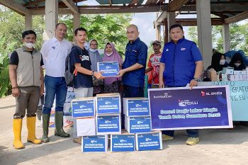 XL Axiata Peduli salurkan bantuan untuk korban banjir lahar dingin Gunung Marapi