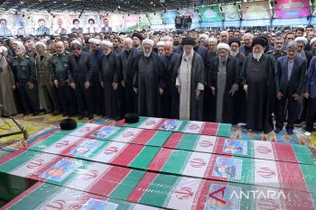 Ayatollah Khamenei pimpin shalat jenazah Presiden Iran Ebrahim Raisi