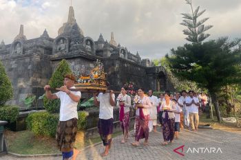 Umat Budha Banjar Buleleng laksanakan upacara Tri Suci Waisak