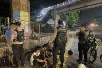 Polisi amankan 4 remaja yang konvoi bawa sajam di Grogol