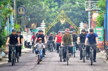 Jokowi ajak cucunya Jan Ethes bersepeda bersama di Yogyakarta