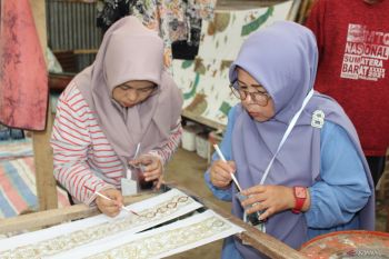 SURI beri pelatihan membatik bagi penyandang difabel rungu di Sumbar