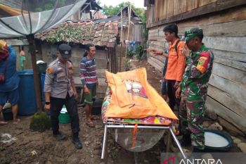 Tim SAR evakuasi jasad korban longsor  di Kabupaten OKU