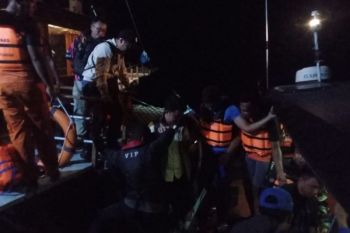 Tim SAR evakuasi korban kapal pinisi patah kemudi di Labuan Bajo