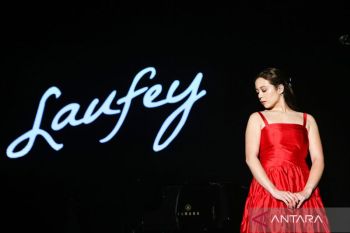 Penampilan Laufey di special show BNI Java Jazz 2024